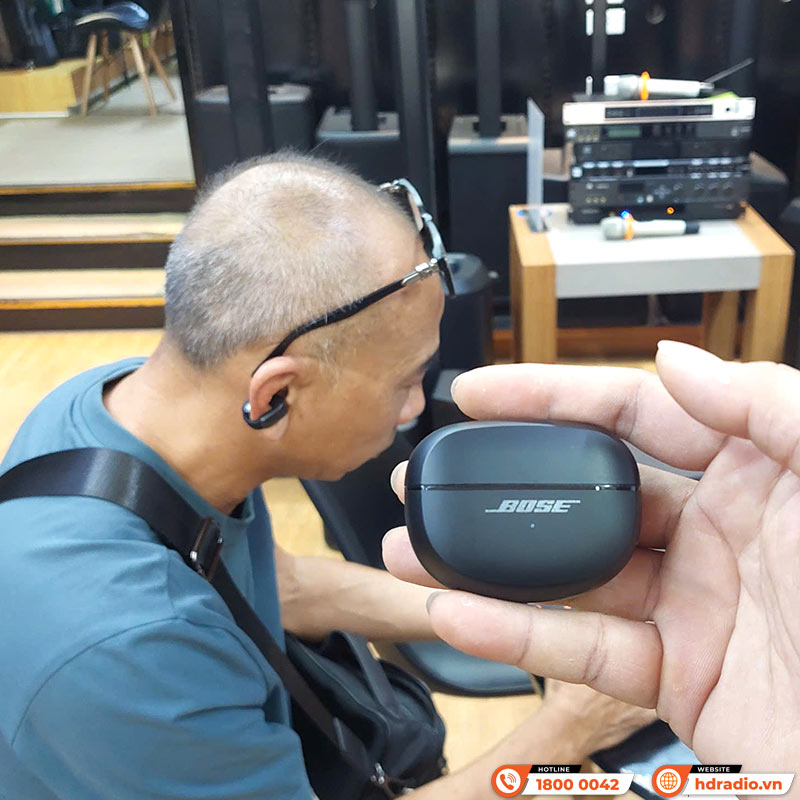 khách hàng trải nghiệm mua tai nghe Bose Ultra Open Earbuds tại hdradio