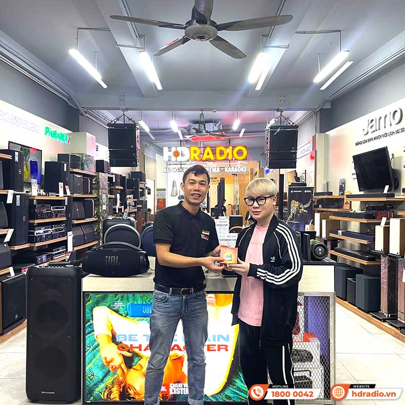 khách hàng mua tai nghe Devialet Gemini II chính hãng tại hdradio