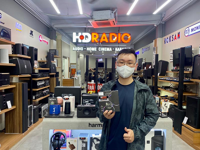 Khách hàng mua tai nghe Devialet Gemini chính hãng tại HDRadio