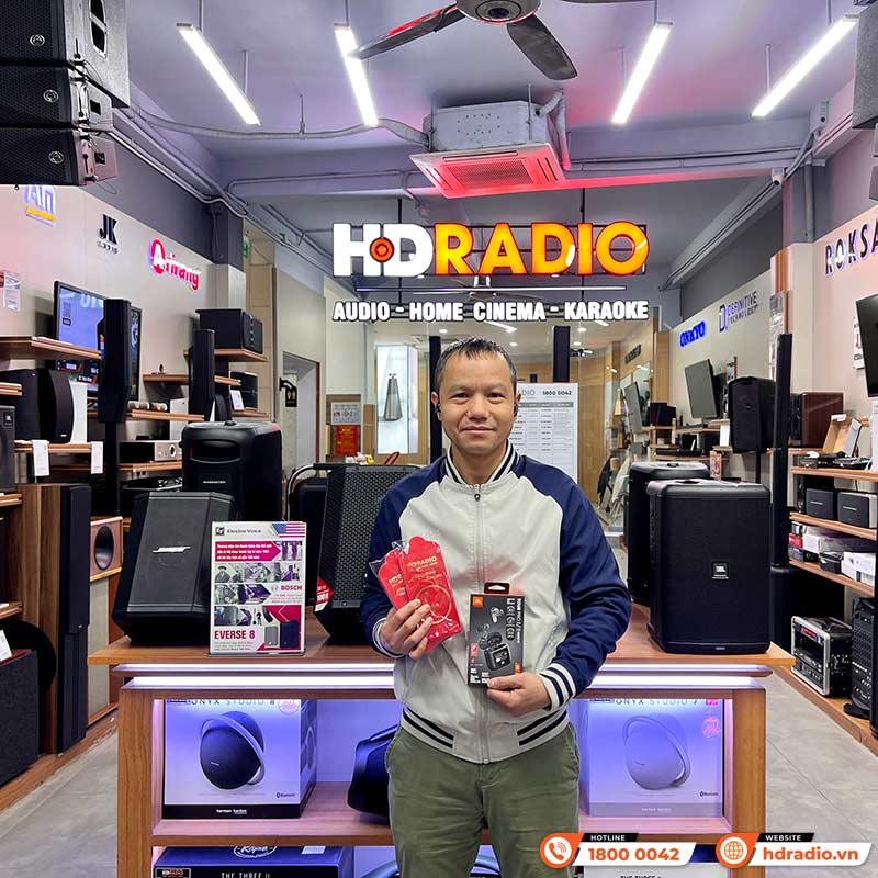khách hàng mua tai nghe JBL Tour PRO 2 tại hdradio