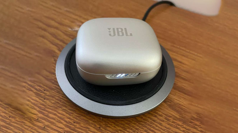 Sạc Không dây Chuẩn Qi Trên JBL Live Free 2
