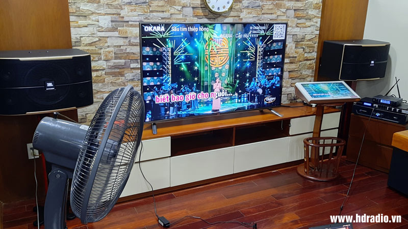 Lắp dàn karaoke cho anh Khải ở Quận 2, Hồ Chí Minh (Cục đẩy công suất Crown KVS700, Loa JBL Pasion 12, Micro không dây JBL VM300, Vang số JBL KX180, Loa Sub JBL Studio 260P, Đầu Liền Màn Okara H20 3TB)