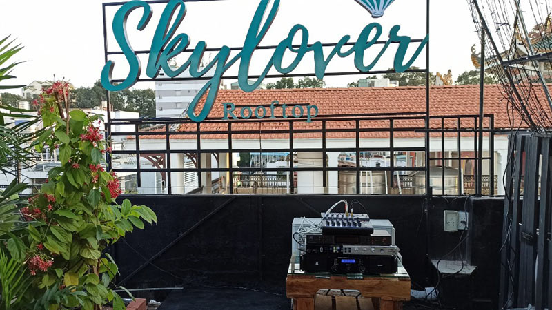 Lắp đặt dàn karaoke máy chiếu quán Cafe Sân Vườn chị Trâm ở quận 10, HCM (BossElec M12, JKAudio H2400, JKAudio B5 Plus, Wharfedale SL424USB, Viewsonic PA502XP)