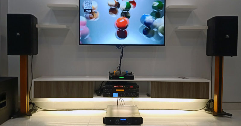 Lắp dàn karaoke Cao Cấp chị Châu ở quận 12, Hồ Chí Minh (Loa JBL KP6010, Loa Sub Electro Voice EKX18S SAB, Cục công suất JKAudio H4800, Vang số JKaudio X9000, Micro không dây JKAudio B9, Đầu ViệtK 4K Plus 6TB, Quản lý nguồn KIWI S802A)