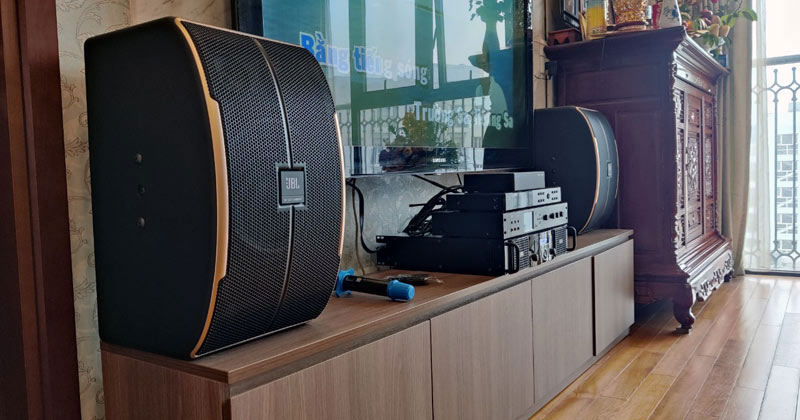Lắp dàn loa JBL chị Tuyến ở Ô chợ Dừa, Đống Đa, HN (Loa JBL Pasion 10, Cục công suất JKAudio H2400, Vang số JKaudio X8000, Micro không dây JKAudio B3 Plus, Đầu Hanet Playx One 3TB)