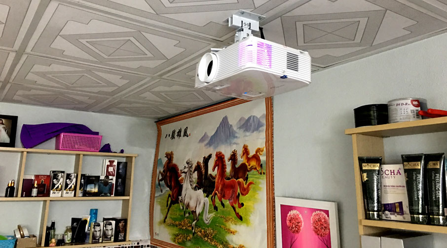 Lắp đặt máy chiếu treo trần tại nhà anh Khoa ở Củ Chi, Sài Gòn