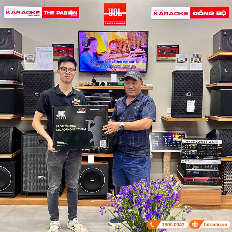 Khách hàng mua sắm trực tiếp tại showroom 