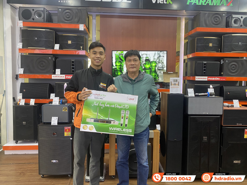 Khách hàng mua sắm trực tiếp tại showroom 