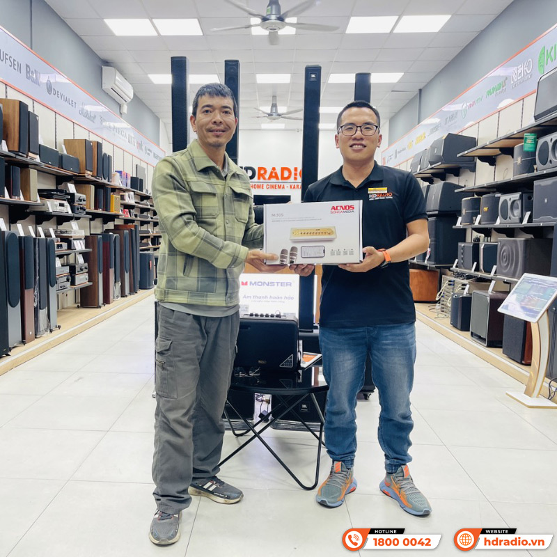 Khách hàng mua sắm trực tiếp tại showroom 