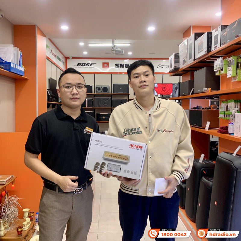 Khách hàng mua sắm trực tiếp tại showroom 