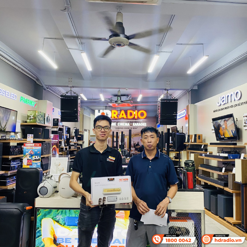 Khách hàng mua sắm trực tiếp tại showroom 
