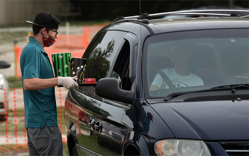 Đồ ăn, thức uống được các nhân viên phục vụ “tận cửa” ô tô