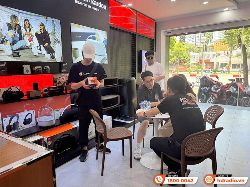 Khách hàng trải nghiệm tại HDRadio 119 Hoàng Quốc Việt, Cầu Giấy, Hà Nội