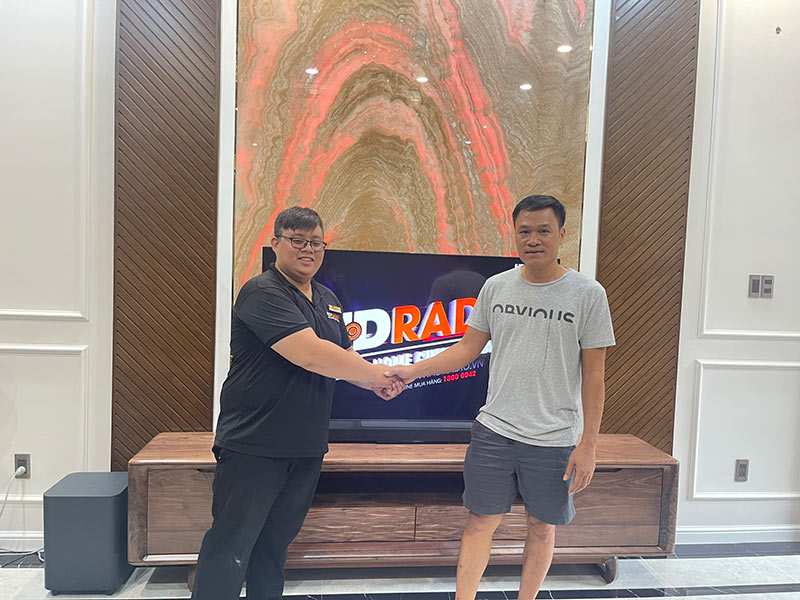 Khách hàng mua sắm tại HDRadio