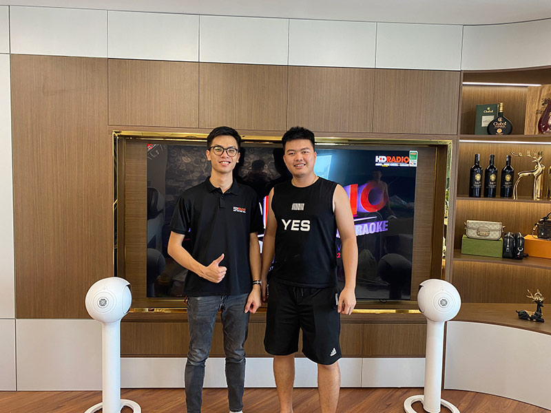 Khách hàng mua sắm tại HDRadio