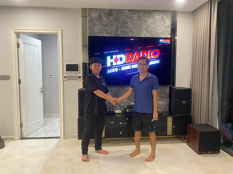 Khách hàng mua sắm tại HDRadio