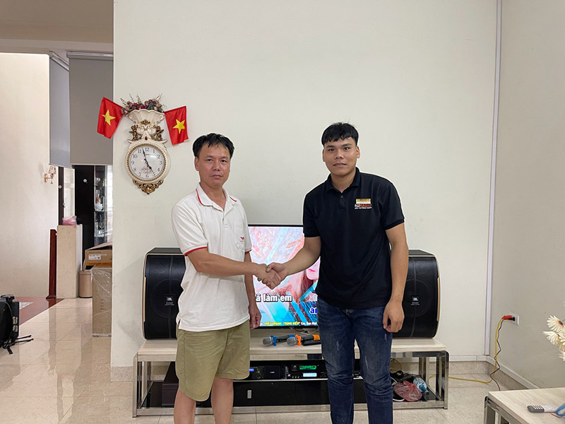 Khách hàng mua sắm tại HDRadio