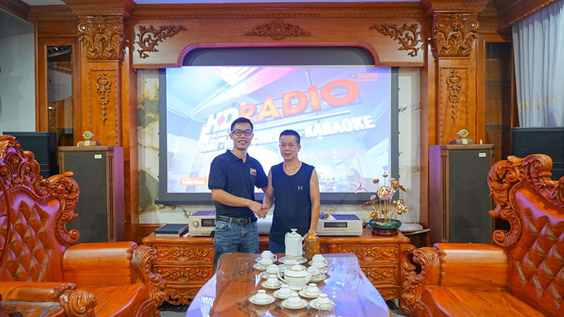 Khách hàng mua sắm tại HDRadio