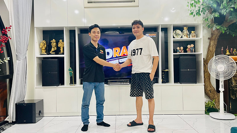 Khách hàng mua sắm tại HDRadio