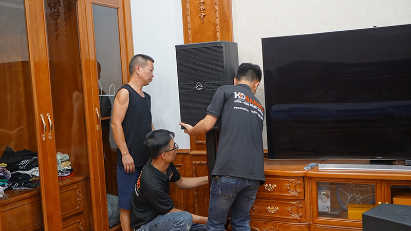 Nhân viên kỹ thuật HDRadio hỗ trợ lắp đặt