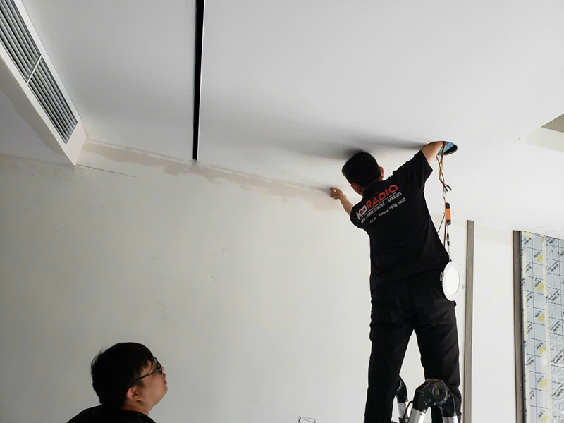 Nhân viên kỹ thuật HDRadio hỗ trợ lắp đặt