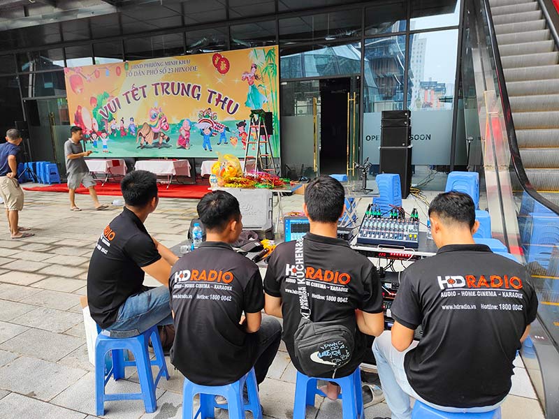 Nhân viên kỹ thuật HDRadio hỗ trợ lắp đặt