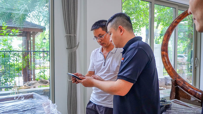 Nhân viên kỹ thuật HDRadio hỗ trợ lắp đặt