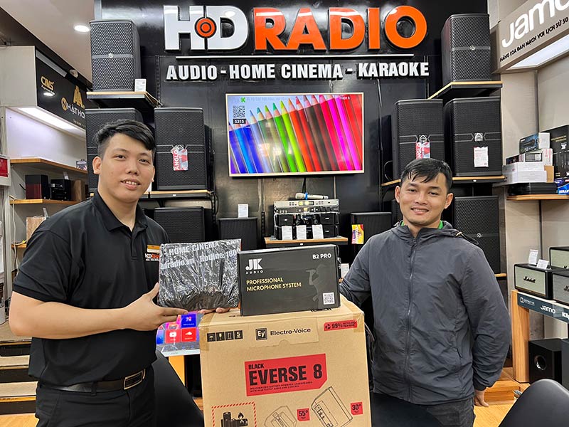 Khách hàng mua sắm tại HDRadio