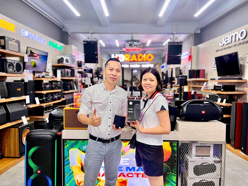 Khách hàng mua sắm tại HDRadio