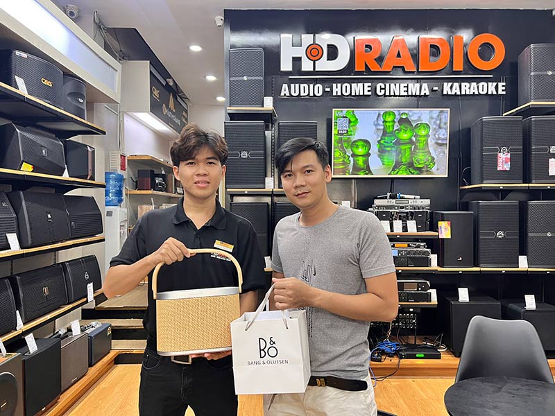 Khách hàng mua sắm tại HDRadio