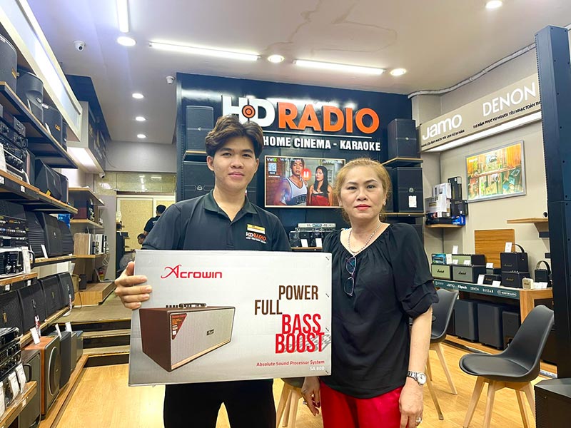 Khách hàng mua sắm tại HDRadio