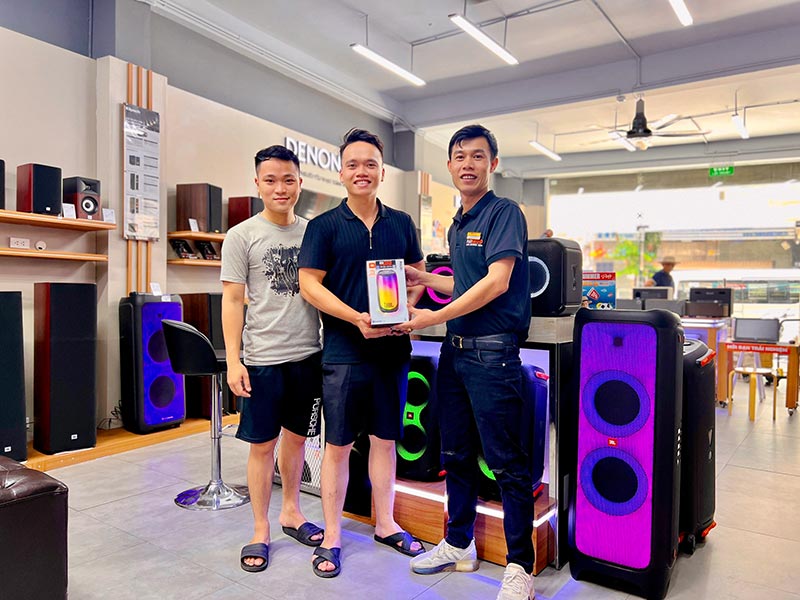 Khách hàng mua sắm tại HDRadio