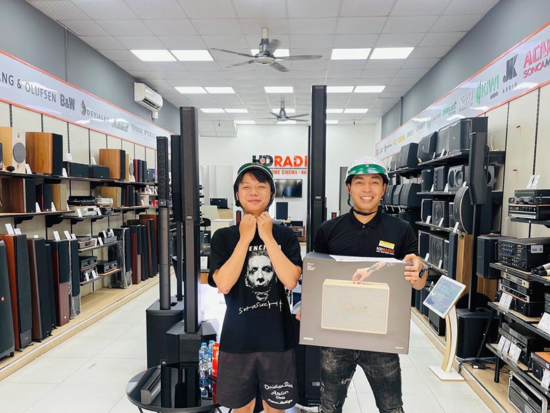 Khách hàng mua sắm tại HDRadio