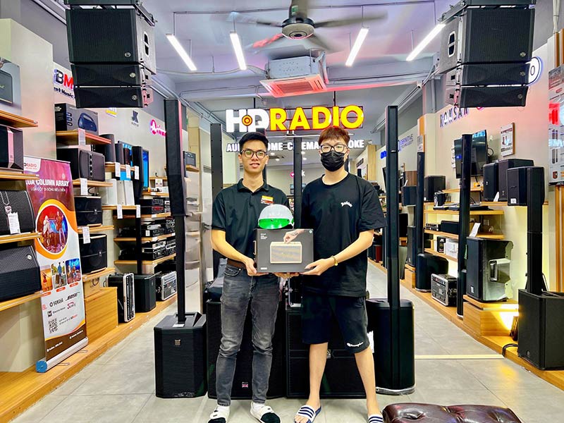 Khách hàng mua sắm tại HDRadio