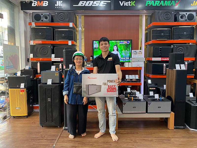 Khách hàng mua sắm tại HDRadio