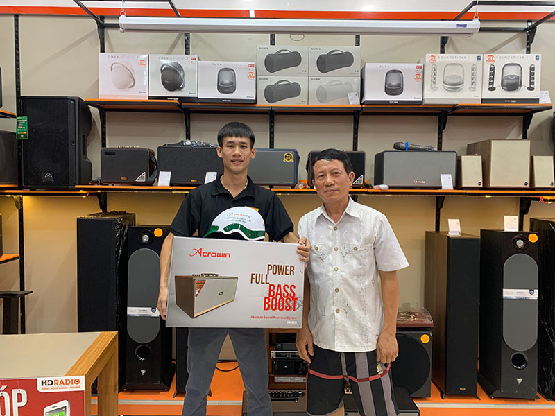 Khách hàng mua sắm tại HDRadio