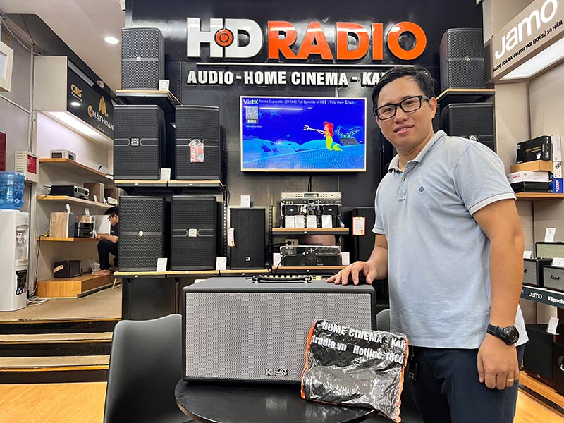 Khách hàng mua sắm tại HDRadio