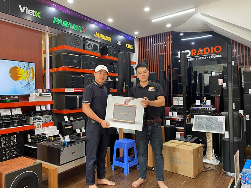 Khách hàng mua sắm tại HDRadio