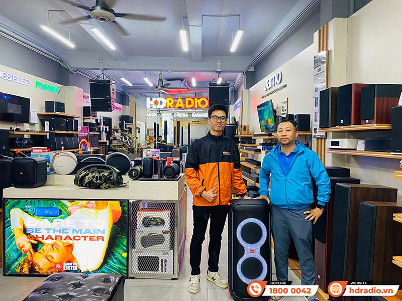 Khách hàng mua sắm Thiết bị âm thanh chính hãng tại HDRadio