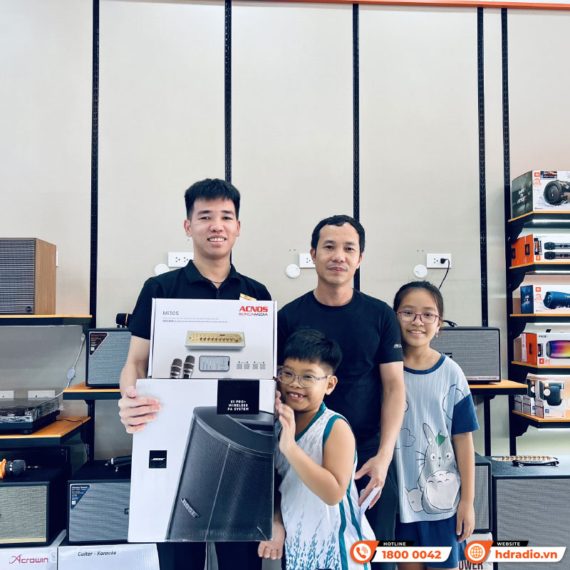 Khách hàng mua sắm Thiết bị âm thanh chính hãng tại HDRadio