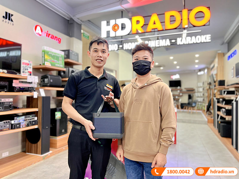 Khách hàng mua sắm loa B&O tại HDRadio