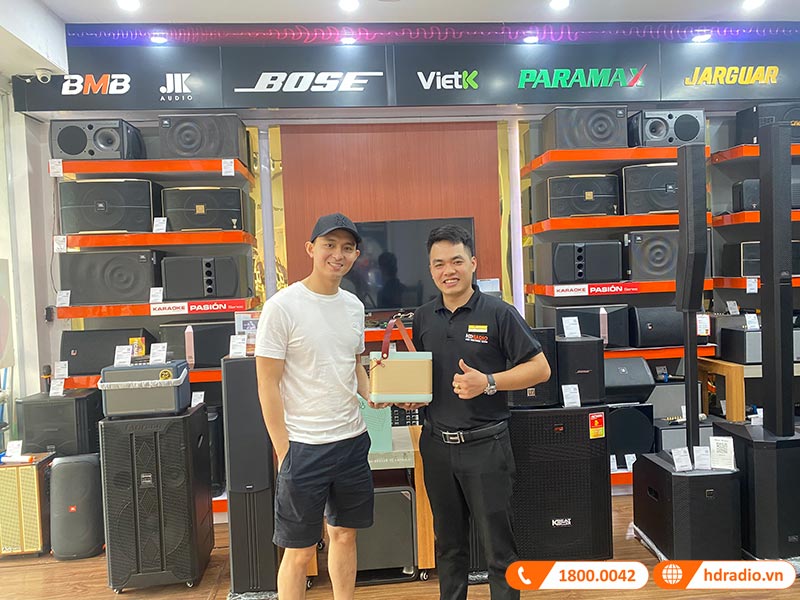 Khách hàng mua sắm loa B&O tại HDRadio