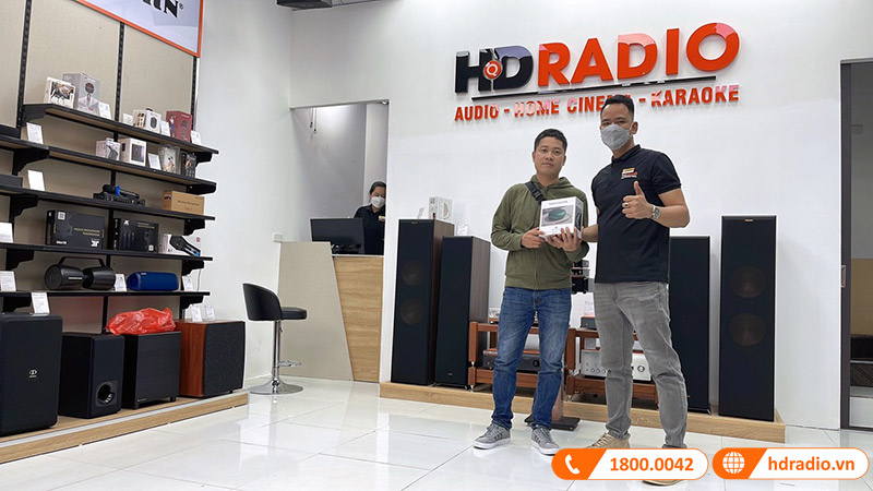 Khách hàng mua sắm loa B&O tại HDRadio