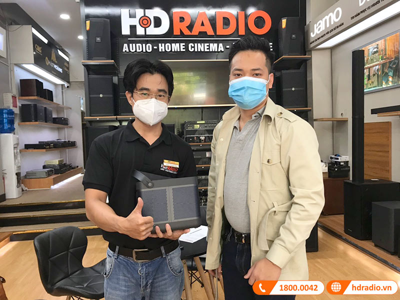 Khách hàng mua sắm loa B&O tại HDRadio