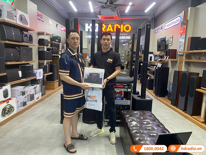Khách hàng mua sắm loa B&O tại HDRadio
