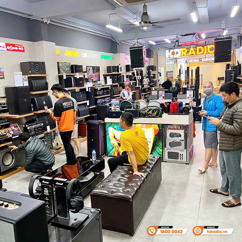 Không khí mua sắm nhộn nhịp tại HDRadio