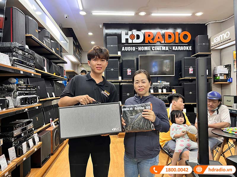 Khách hàng nhận áo mưa tại HDRadio Hồ Chí Minh Khách hàng nhận áo mưa tại HDRadio Hồ Chí Minh