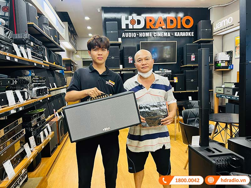 Khách hàng nhận áo mưa tại HDRadio Hồ Chí Minh Khách hàng nhận áo mưa tại HDRadio Hồ Chí Minh