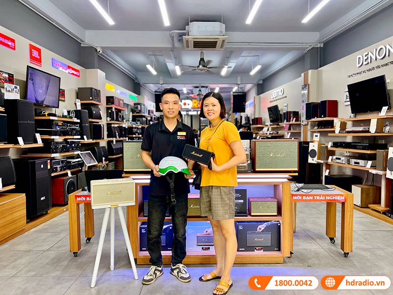 Khách hàng nhận mũ bảo hiểm