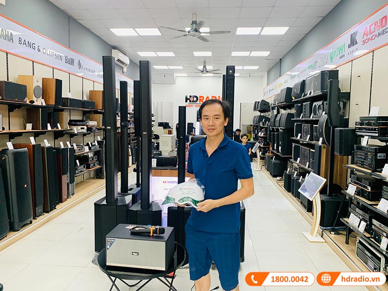 Khách hàng nhận mũ bảo hiểm